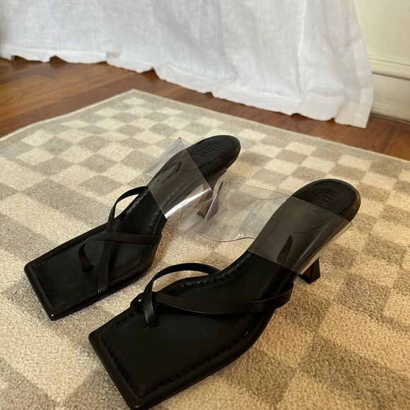 NEW Revolve Heeled Sandals - Picture 3 of 4